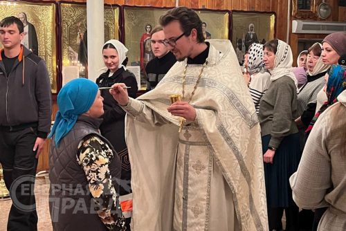 Рождественское богослужение. Храм Святого апостола Андрея Первозванного в Новой Чаре, ночь с 6 на 7 января 2026 года. Фото службы новостей «СП»