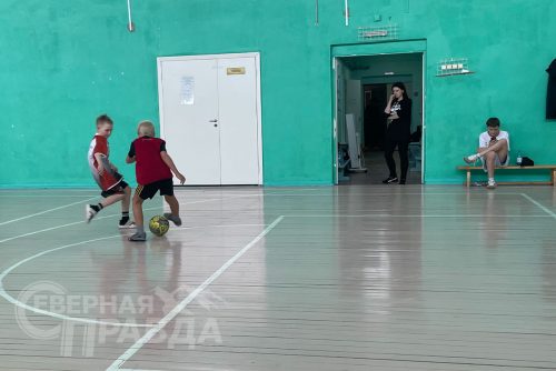 Футбольный турнир, посвящённый памяти Героя России Игоря Молдованова. Новая Чара, 11 апреля 2026 года. Фото службы новостей «СП»