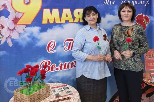 Патриотическая акция «Красная гвоздика». Новочарская библиотека, 22 апреля - 6 мая 2026 г. Фото Татьяны Воловьевой