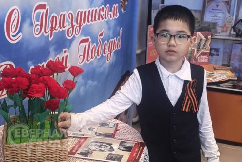 Патриотическая акция «Красная гвоздика». Новочарская библиотека, 22 апреля - 6 мая 2026 г. Фото Татьяны Воловьевой
