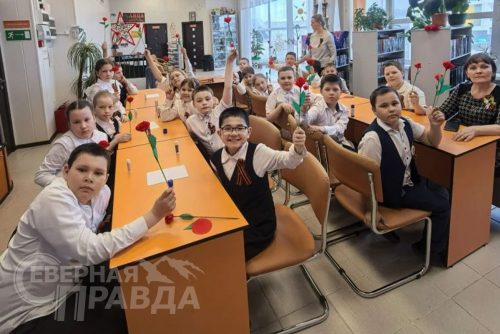 Патриотическая акция «Красная гвоздика». Новочарская библиотека, 22 апреля - 6 мая 2026 г. Фото Татьяны Воловьевой