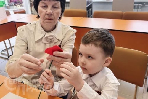 Патриотическая акция «Красная гвоздика». Новочарская библиотека, 22 апреля - 6 мая 2026 г. Фото Татьяны Воловьевой
