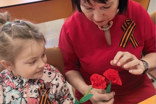 Патриотическая акция «Красная гвоздика». Новочарская библиотека, 22 апреля - 6 мая 2026 г. Фото Татьяны Воловьевой
