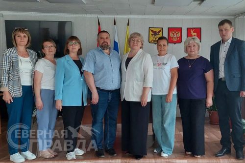 Глава регионального минстроя Алексей Попов, и.о. министра образования Марина Секержитская, зампредседателя краевого правительства Наталья Щербина в Каларском округе, июль 2026 г. Фото службы новостей «СП»