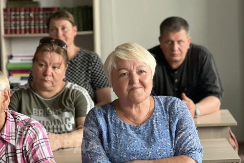 Глава регионального минстроя Алексей Попов, и.о. министра образования Марина Секержитская, зампредседателя краевого правительства Наталья Щербина в Каларском округе, июль 2026 г. Фото службы новостей «СП»