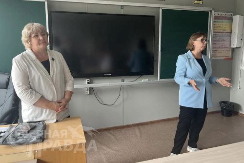 Глава регионального минстроя Алексей Попов, и.о. министра образования Марина Секержитская, зампредседателя краевого правительства Наталья Щербина в Каларском округе, июль 2026 г. Фото службы новостей «СП»