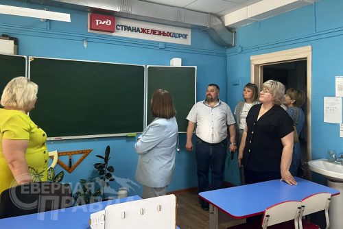 Глава регионального минстроя Алексей Попов, и.о. министра образования Марина Секержитская, зампредседателя краевого правительства Наталья Щербина в Каларском округе, июль 2026 г. Фото службы новостей «СП»