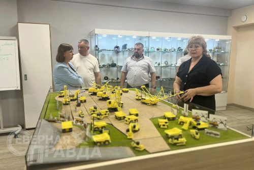 Глава регионального минстроя Алексей Попов, и.о. министра образования Марина Секержитская, зампредседателя краевого правительства Наталья Щербина в Каларском округе, июль 2026 г. Фото службы новостей «СП»
