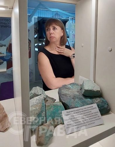 Глава регионального минстроя Алексей Попов, и.о. министра образования Марина Секержитская, зампредседателя краевого правительства Наталья Щербина в Каларском округе, июль 2026 г. Фото службы новостей «СП»