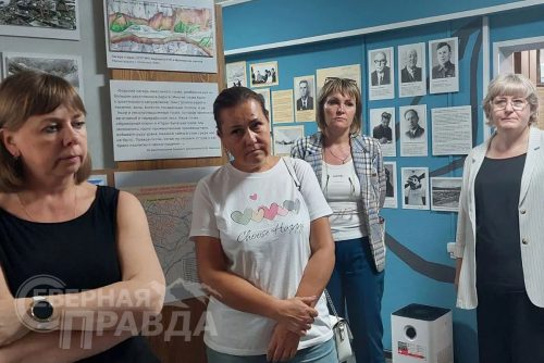 Глава регионального минстроя Алексей Попов, и.о. министра образования Марина Секержитская, зампредседателя краевого правительства Наталья Щербина в Каларском округе, июль 2026 г. Фото службы новостей «СП»