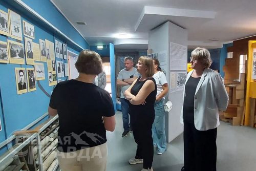Глава регионального минстроя Алексей Попов, и.о. министра образования Марина Секержитская, зампредседателя краевого правительства Наталья Щербина в Каларском округе, июль 2026 г. Фото службы новостей «СП»
