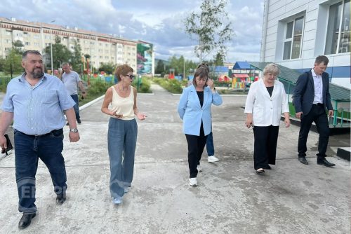 Глава регионального минстроя Алексей Попов, и.о. министра образования Марина Секержитская, зампредседателя краевого правительства Наталья Щербина в Каларском округе, июль 2026 г. Фото службы новостей «СП»