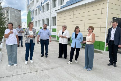 Глава регионального минстроя Алексей Попов, и.о. министра образования Марина Секержитская, зампредседателя краевого правительства Наталья Щербина в Каларском округе, июль 2026 г. Фото службы новостей «СП»