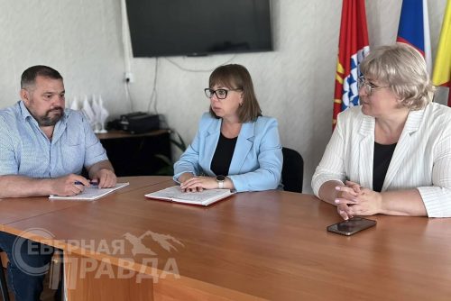 Глава регионального минстроя Алексей Попов, и.о. министра образования Марина Секержитская, зампредседателя краевого правительства Наталья Щербина в Каларском округе, июль 2026 г. Фото службы новостей «СП»