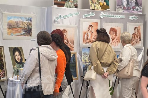 Выставка Ольги Скажутиной. Новочарская библиотека, август 2026 г. Фото Екатерины Поздеевой