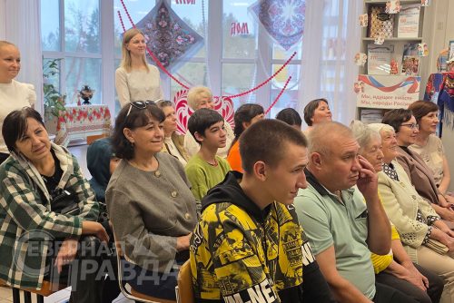 Выставка Ольги Скажутиной. Новочарская библиотека, август 2026 г. Фото Екатерины Поздеевой