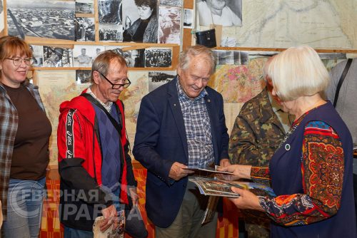 Ветераны геологической отрасли в доме Натальи Григорьевны Голевой. 2-4 сентября 2026 г. Фото службы новостей «СП»