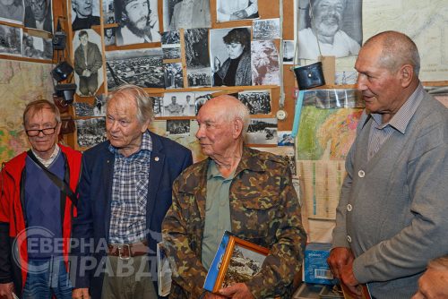 Ветераны геологической отрасли в доме Натальи Григорьевны Голевой. 2-4 сентября 2026 г. Фото службы новостей «СП»