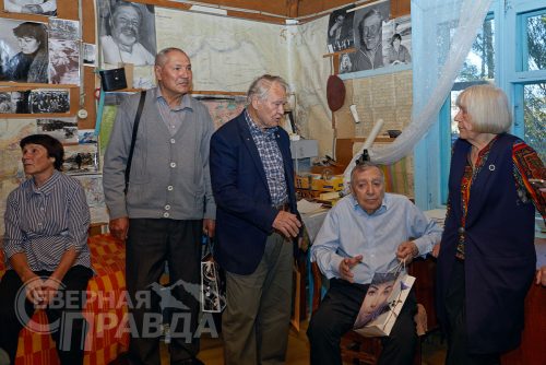 Ветераны геологической отрасли в доме Натальи Григорьевны Голевой. 2-4 сентября 2026 г. Фото службы новостей «СП»